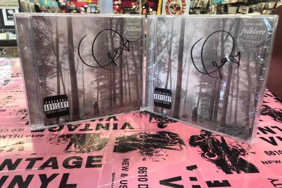 Taylor Swift Sends Signed Copies of New Album to Vintage Vinyl